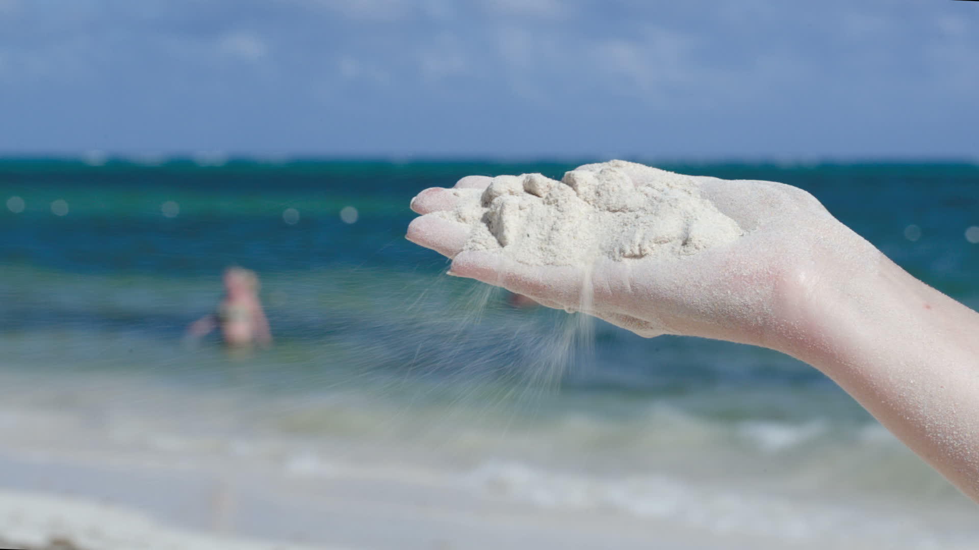 沙子从海滩上的女人手中消失了视频的预览图