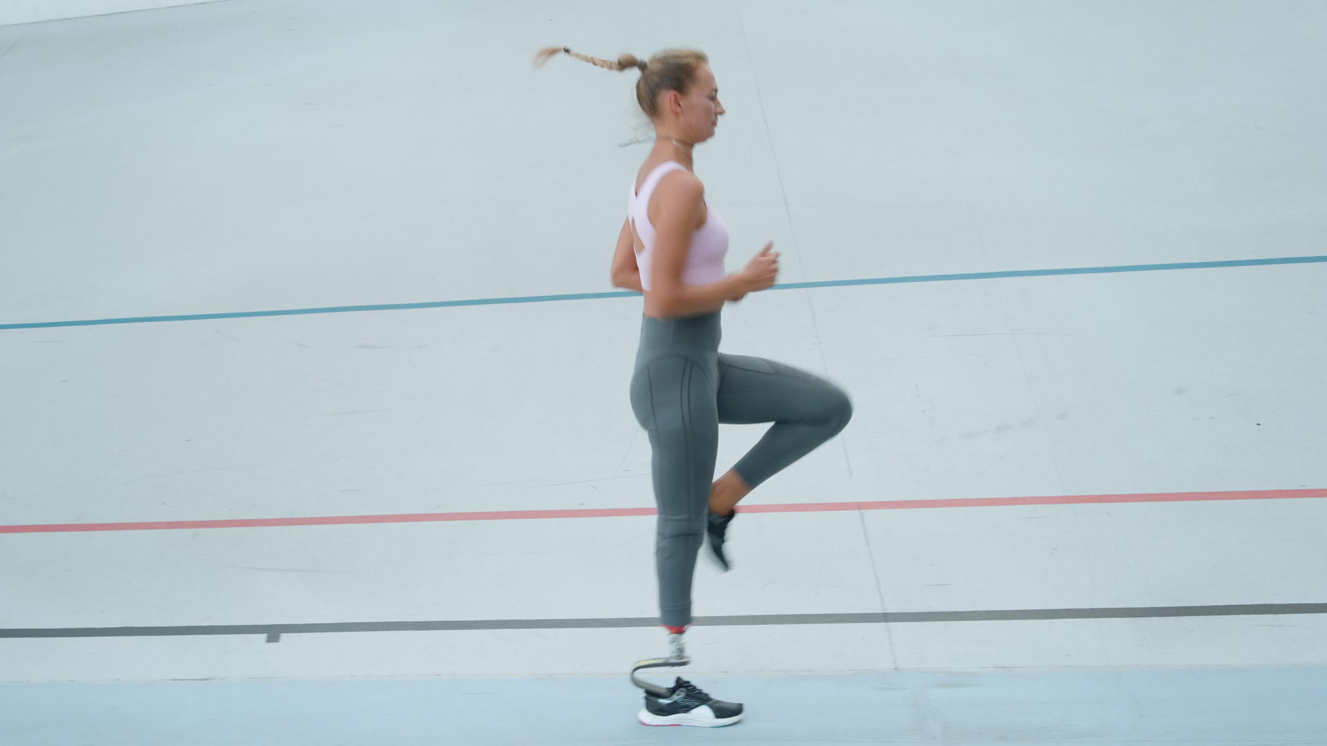 残疾女性在运动中用高膝踢腿视频的预览图