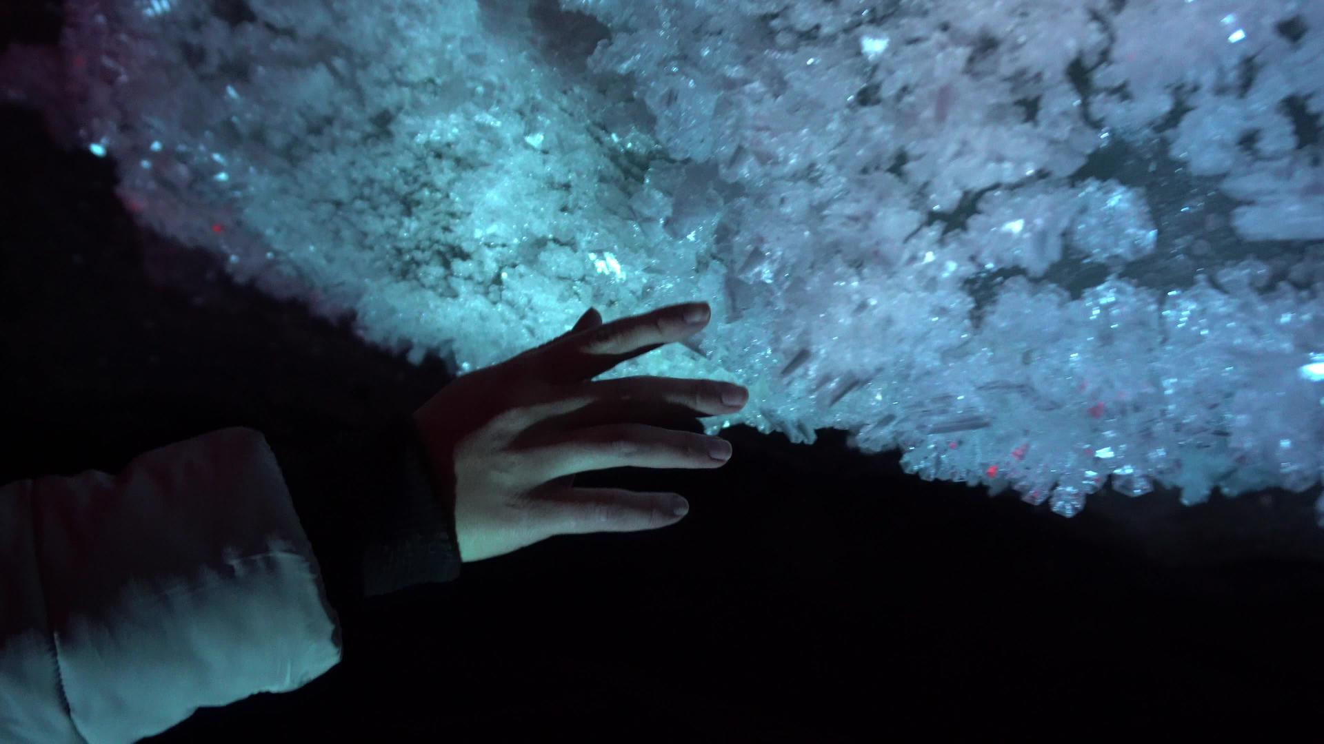 一个女人把手放在冰洞上视频的预览图
