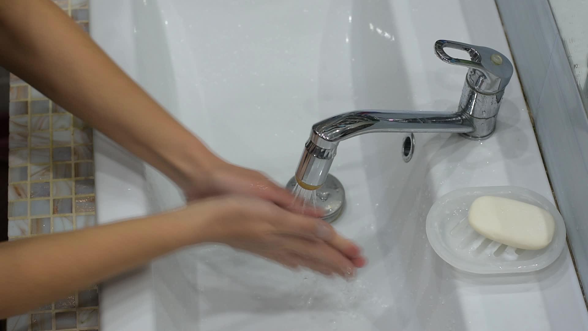 女孩在浴室用肥皂洗手视频的预览图