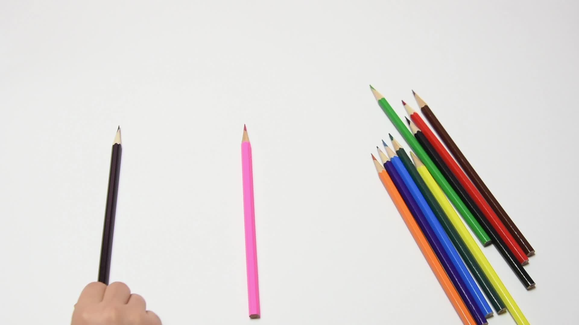 孩子们用铅笔在纸上用手盖房子视频的预览图