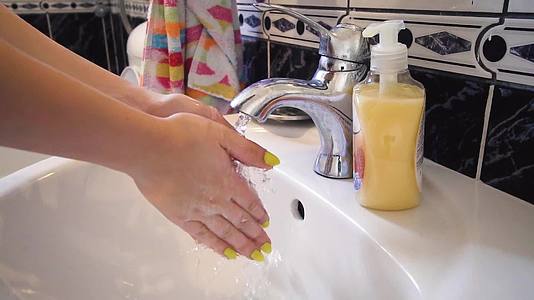 女人用水龙头洗手干手慢动视频的预览图