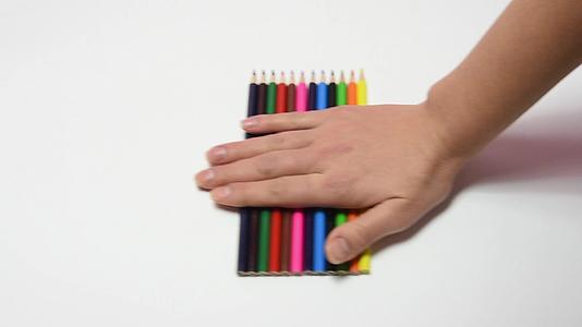 一支铅笔在右角移动和缝合视频的预览图