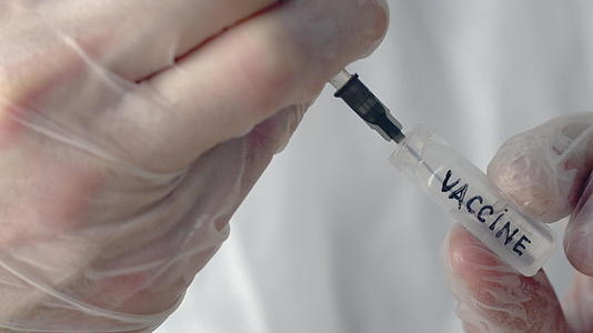 用疫苗填充注射器的手套视频的预览图