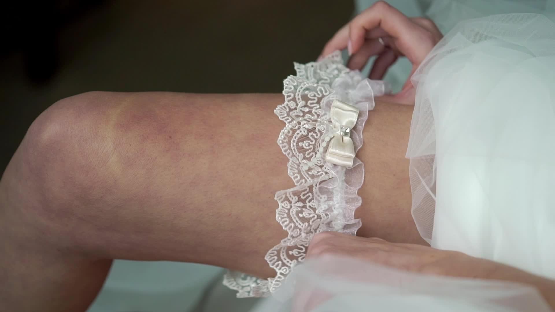年轻的新娘在她的腿上穿了一件长袍视频的预览图