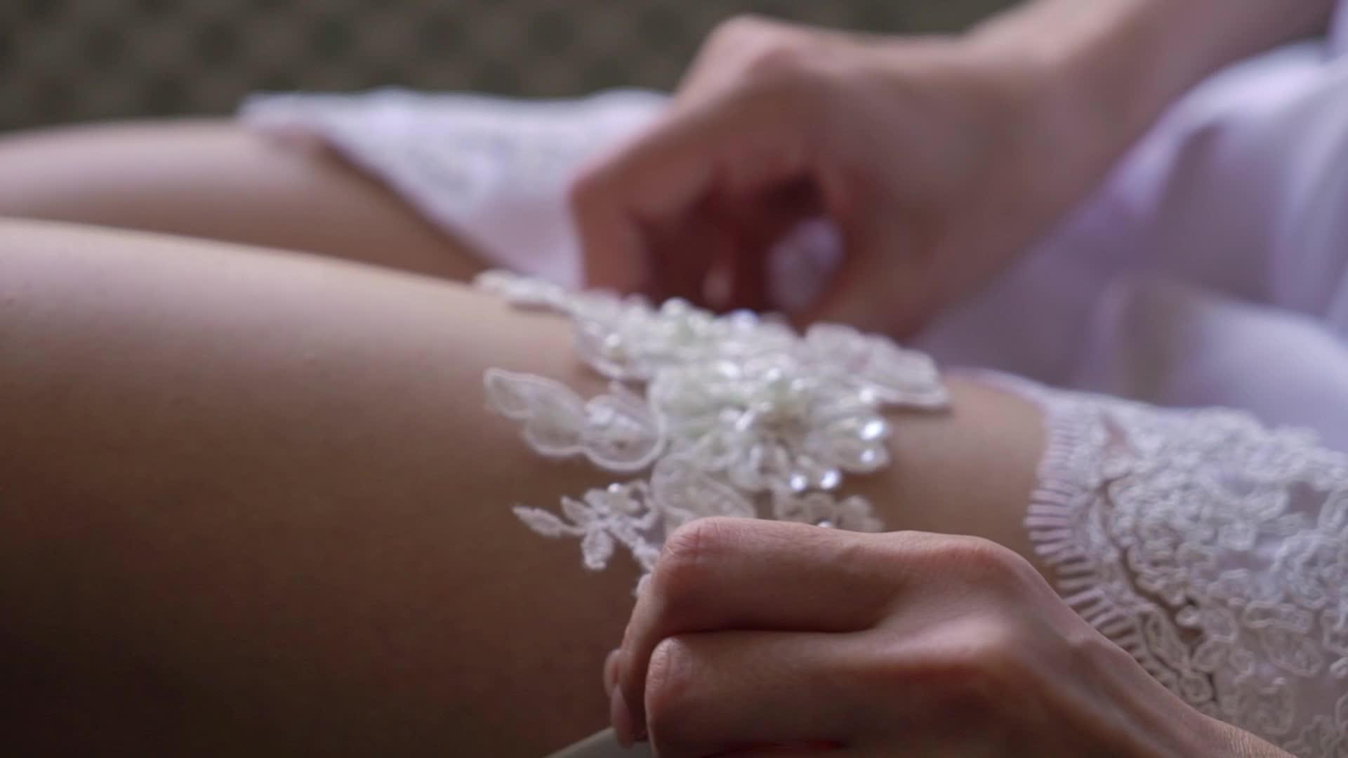 年轻的新娘在她的腿上穿了一件长袍视频的预览图