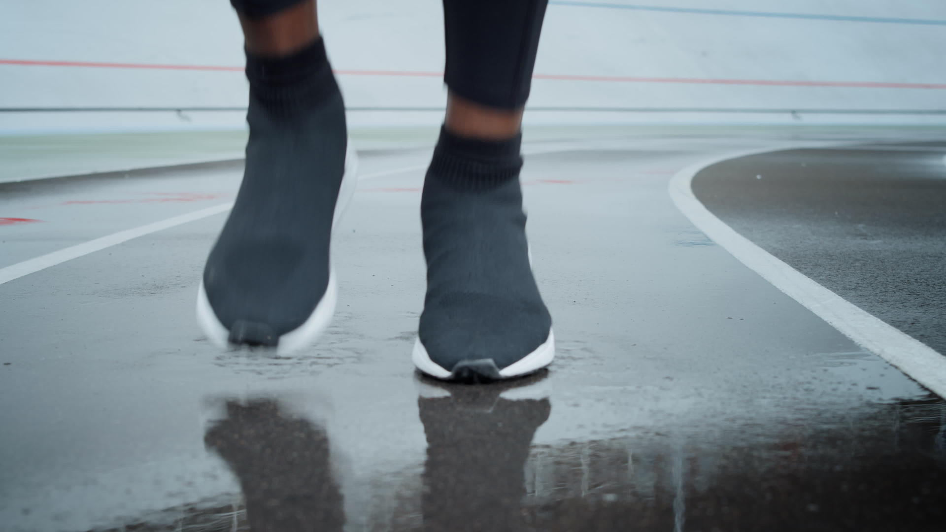 慢跑者穿着运动鞋在现场跑步视频的预览图