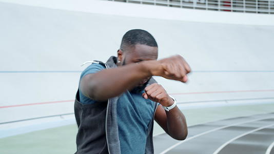 拳击手在体育场训练拳击手视频的预览图