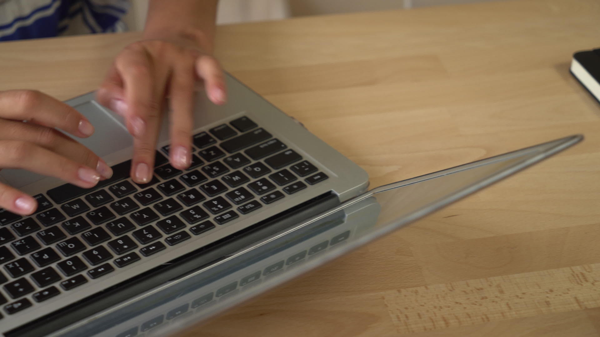 女性手指在笔记本电脑上打字的细节视频的预览图