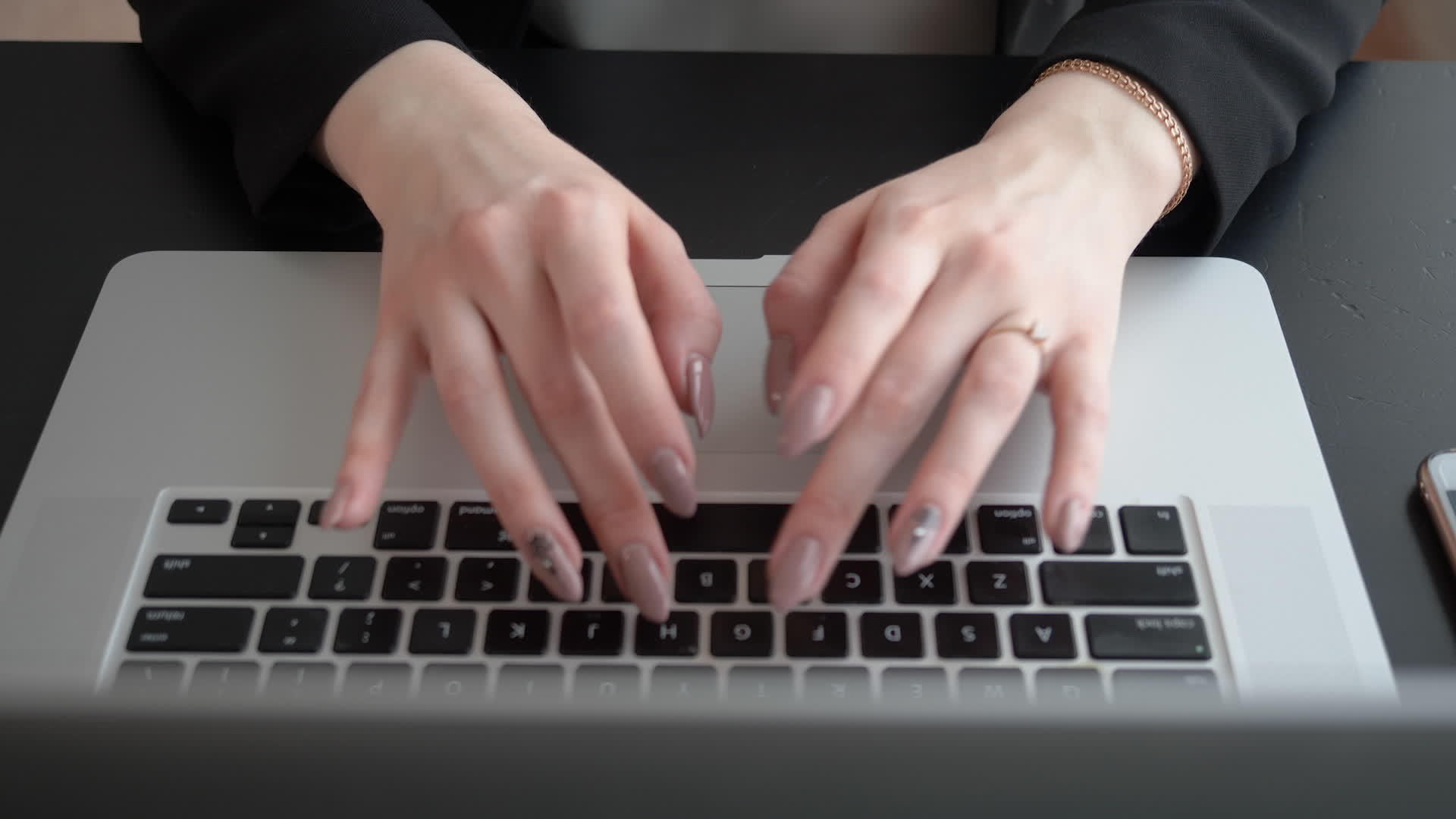 女性在现代商业办公室工作时用笔记本键盘打字视频的预览图