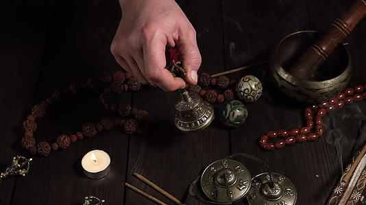 青铜唱歌碗念珠祈祷鼓和石球和其他藏传宗教物品冥想和替代药物视频的预览图