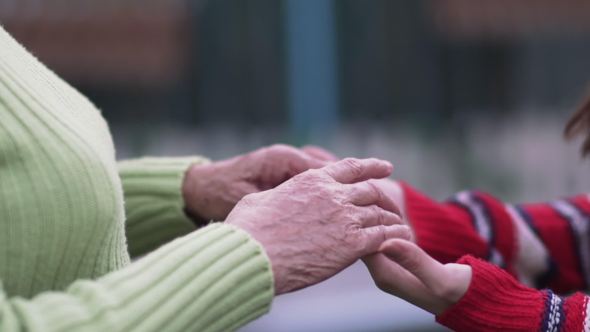 一个年轻的女孩握着一个老祖母的手拉着她的手慢慢地移动视频的预览图