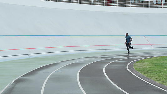 运动员开始在赛道上奔跑视频的预览图