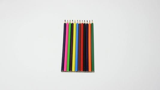 用铅笔对准其他铅笔专用白底笔以纠正笔视频的预览图