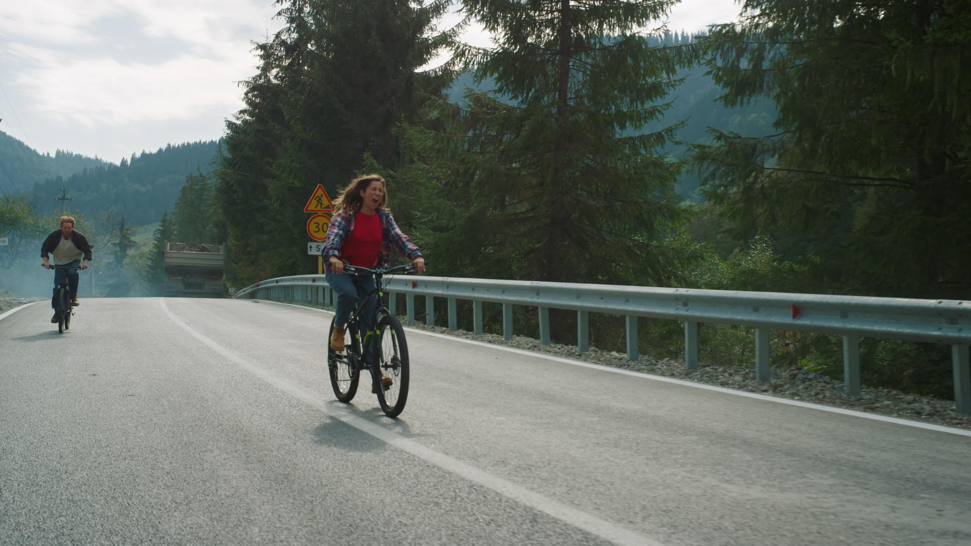 骑自行车的人骑山路视频的预览图