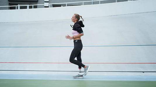 慢跑者在运动中接受假肢训练视频的预览图