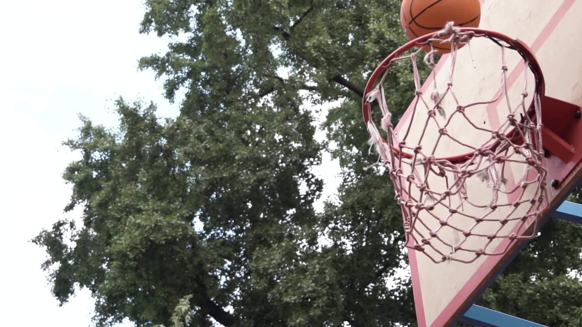 Caucasiansian男子篮球街头运动员手持球视频的预览图