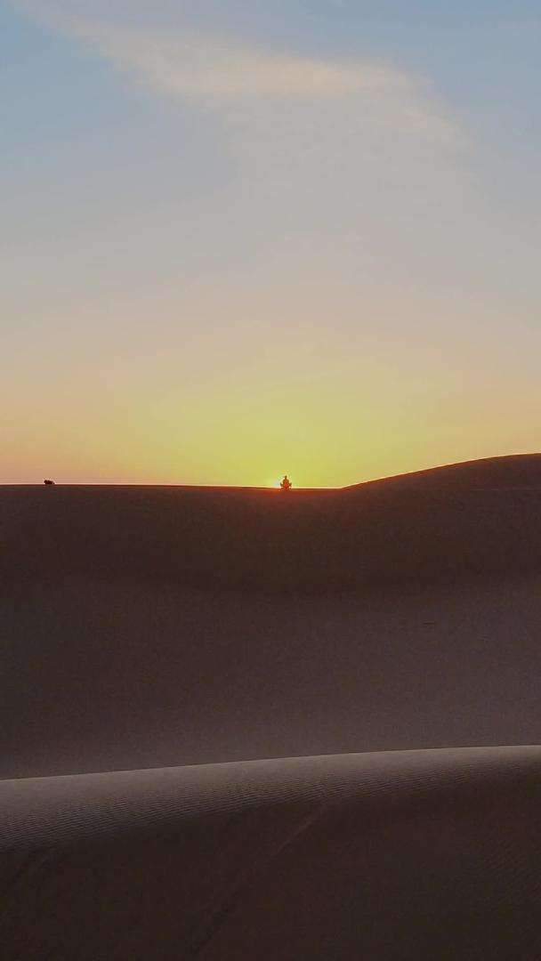 太阳拍摄沙漠日落下的人影视频的预览图