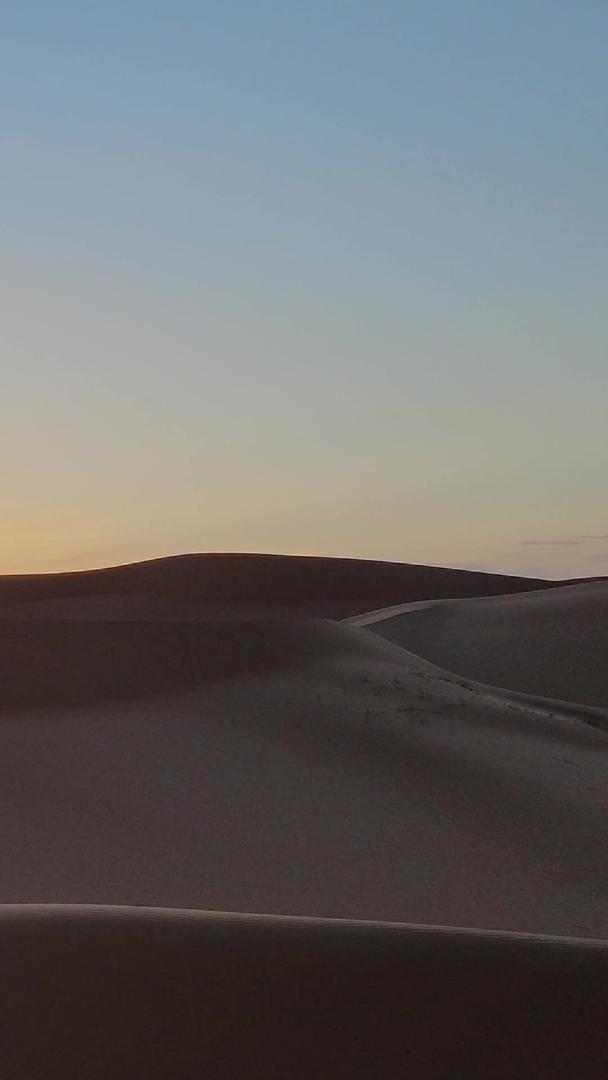 太阳拍摄沙漠日落下的人影视频的预览图