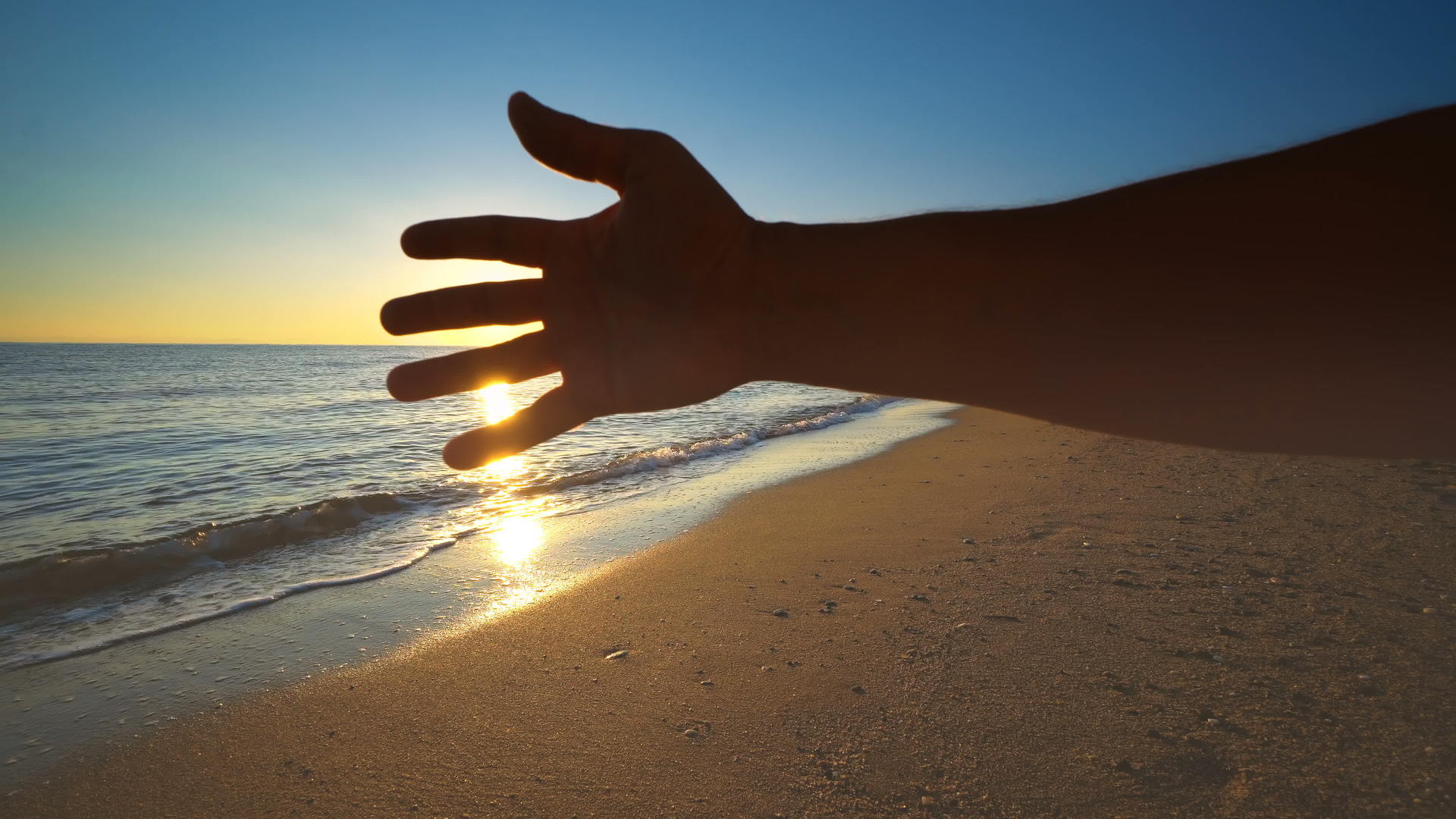 在海滩的日落极能量放松等概念在海滩日落时男人用手和手在一起视频的预览图