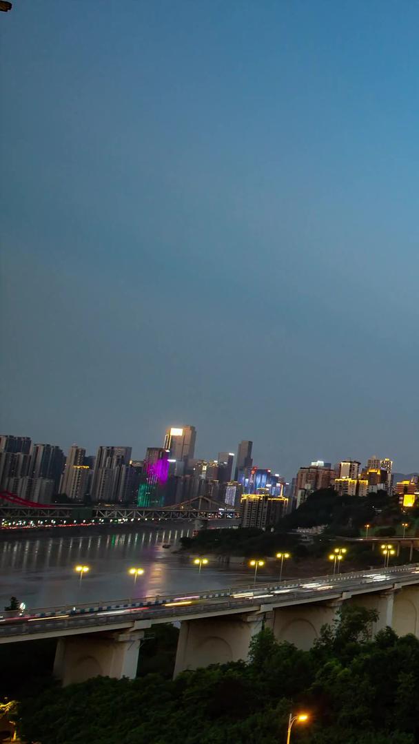 重庆渝奥大桥嘉陵江大桥过江轻轨视频的预览图