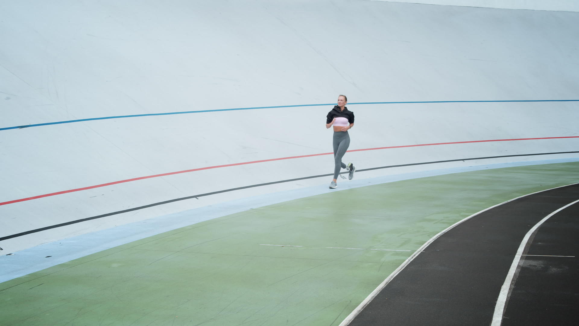 残疾运动员在现代赛道上慢跑视频的预览图