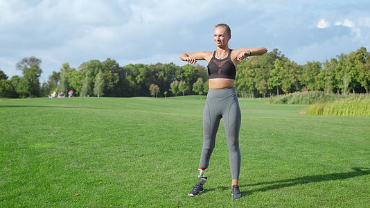女运动员在公园健身前变暖视频的预览图