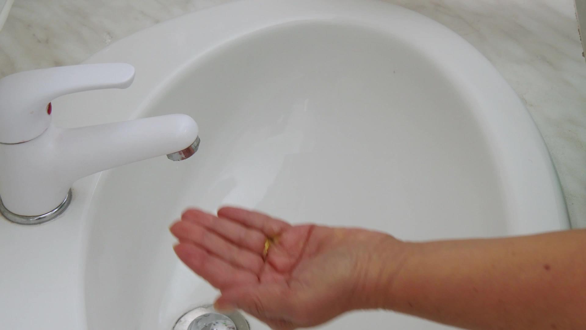 女人在水槽里洗手视频的预览图