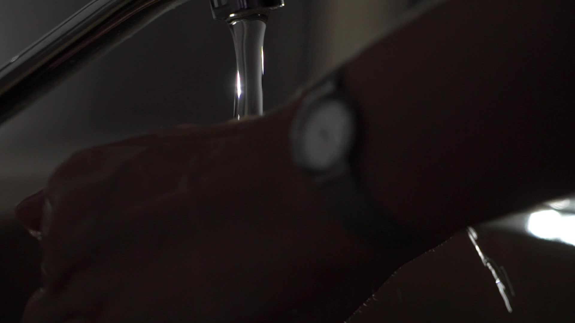 女性洗手时的轮廓视频的预览图