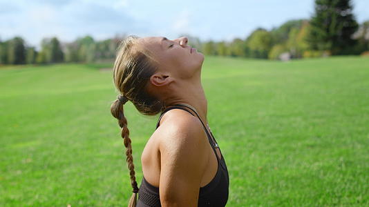 有假肢的女运动员在公园里做瑜伽视频的预览图
