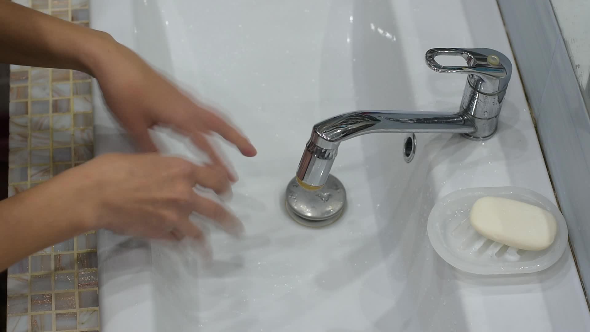 洗手后女孩们用手拉起洗衣巾上的搅拌器视频的预览图
