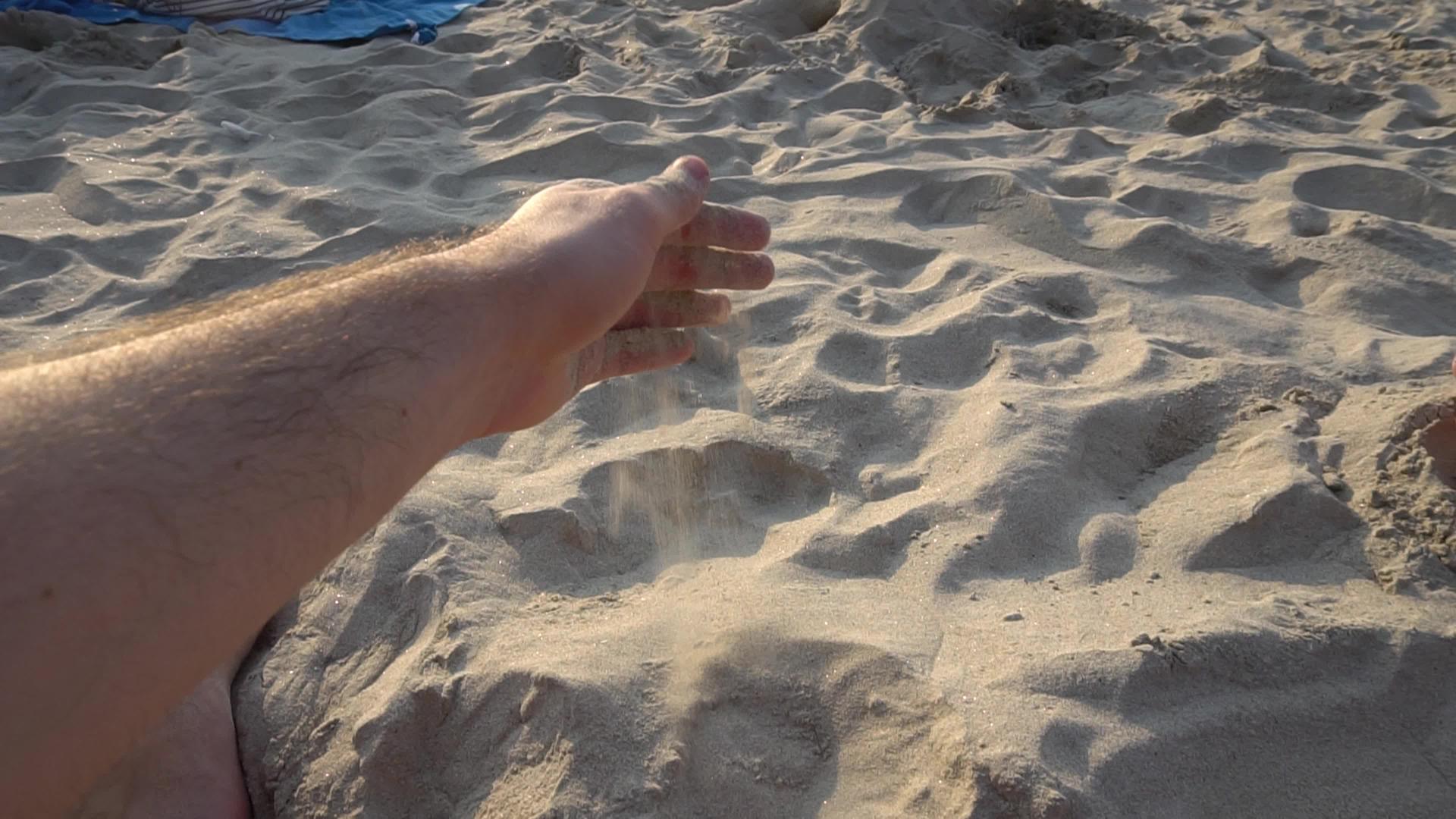 沙子从人手中落到海滩视频的预览图