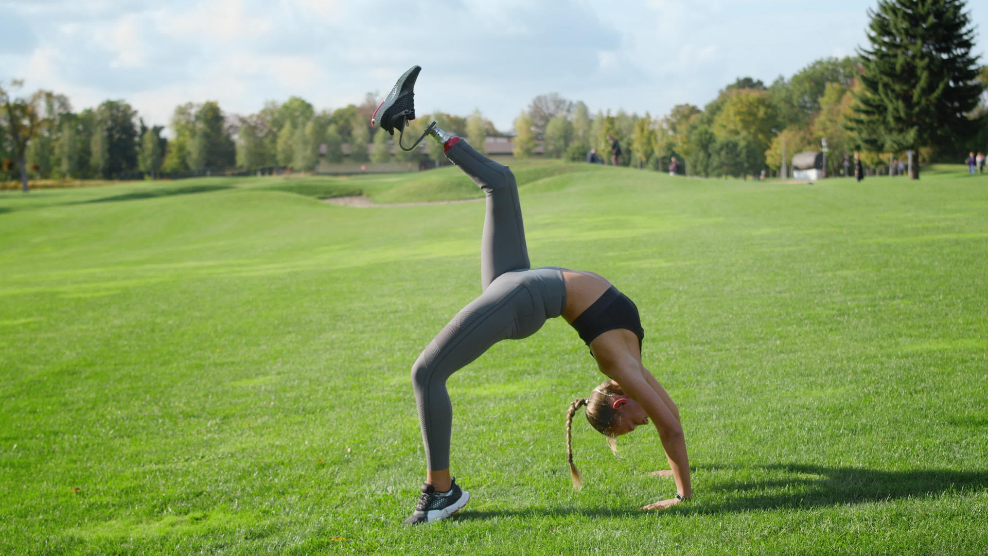 有假腿的女人在野外做瑜伽视频的预览图