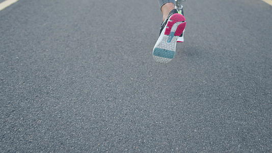 残疾妇女双腿在路上奔跑视频的预览图
