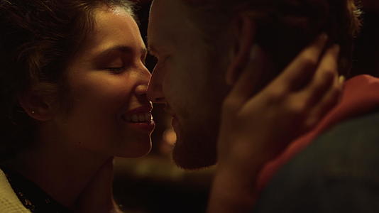 情侣们在壁炉旁接吻放松视频的预览图