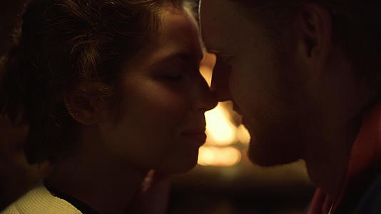 微笑的夫妇在壁炉旁接吻休息视频的预览图