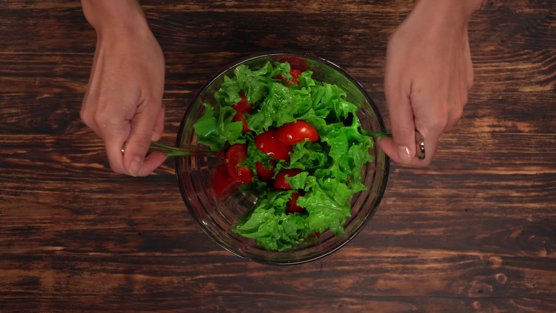 女人的手在碗里混合蔬菜视频的预览图