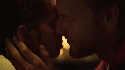 一对夫妇的脸在壁炉旁亲吻视频的预览图