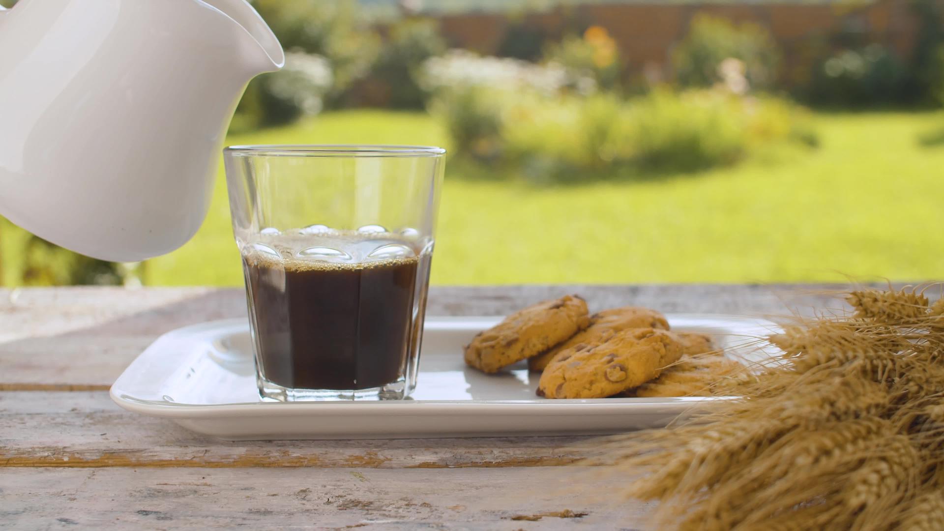 咖啡杯中加入牛奶视频的预览图