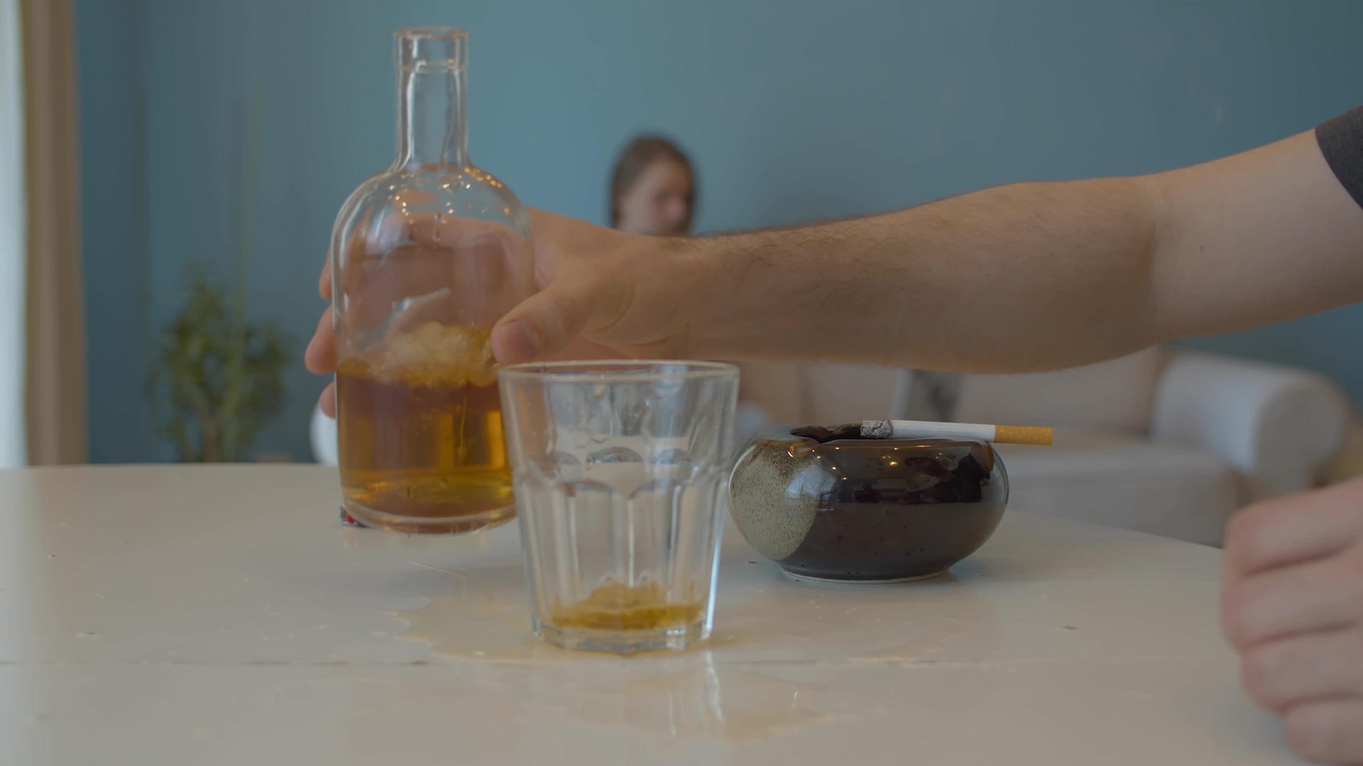 一个人的手把威士忌倒进玻璃杯里视频的预览图