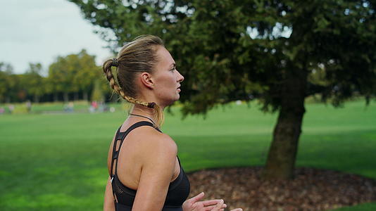 健身女性在公园里跑得很快视频的预览图