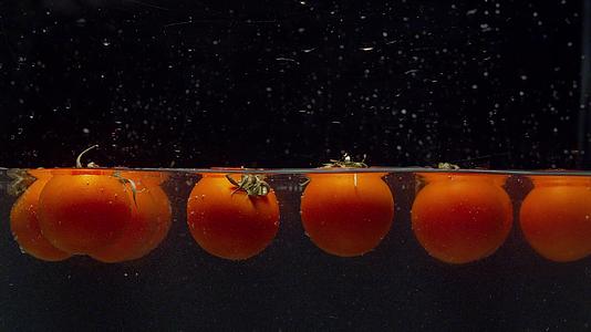 用手从水中取出西红柿视频的预览图