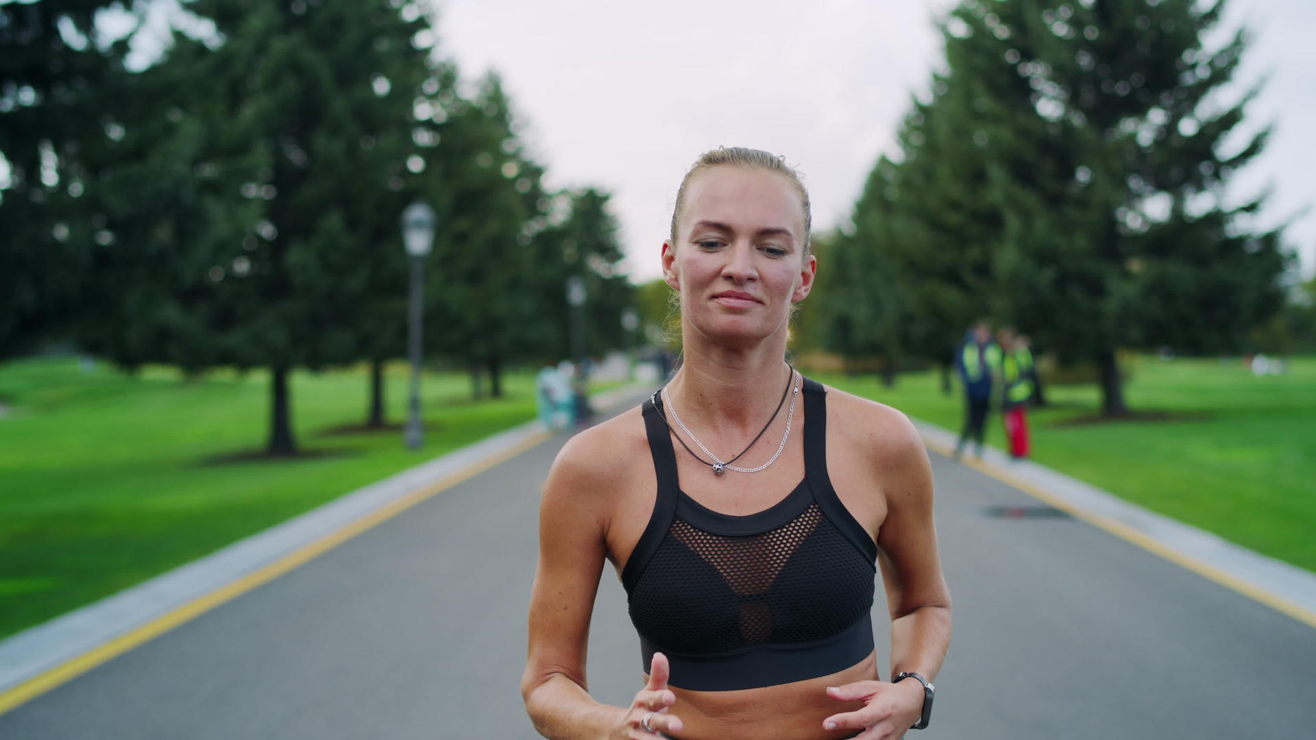 快乐的女运动员在公园里慢跑视频的预览图