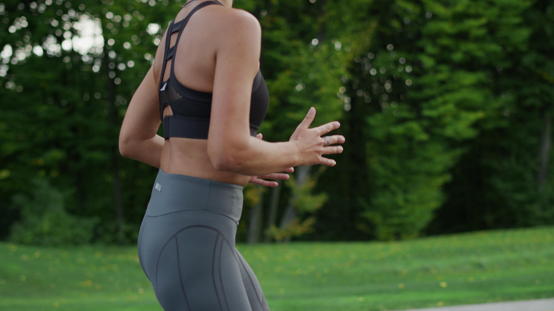 女跑者在公园锻炼假肢视频的预览图