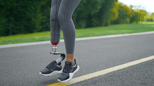 残疾女性在健身期间做高膝运动视频的预览图