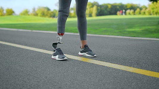 准备在公园里跑步的女运动员的腿站在路边视频的预览图