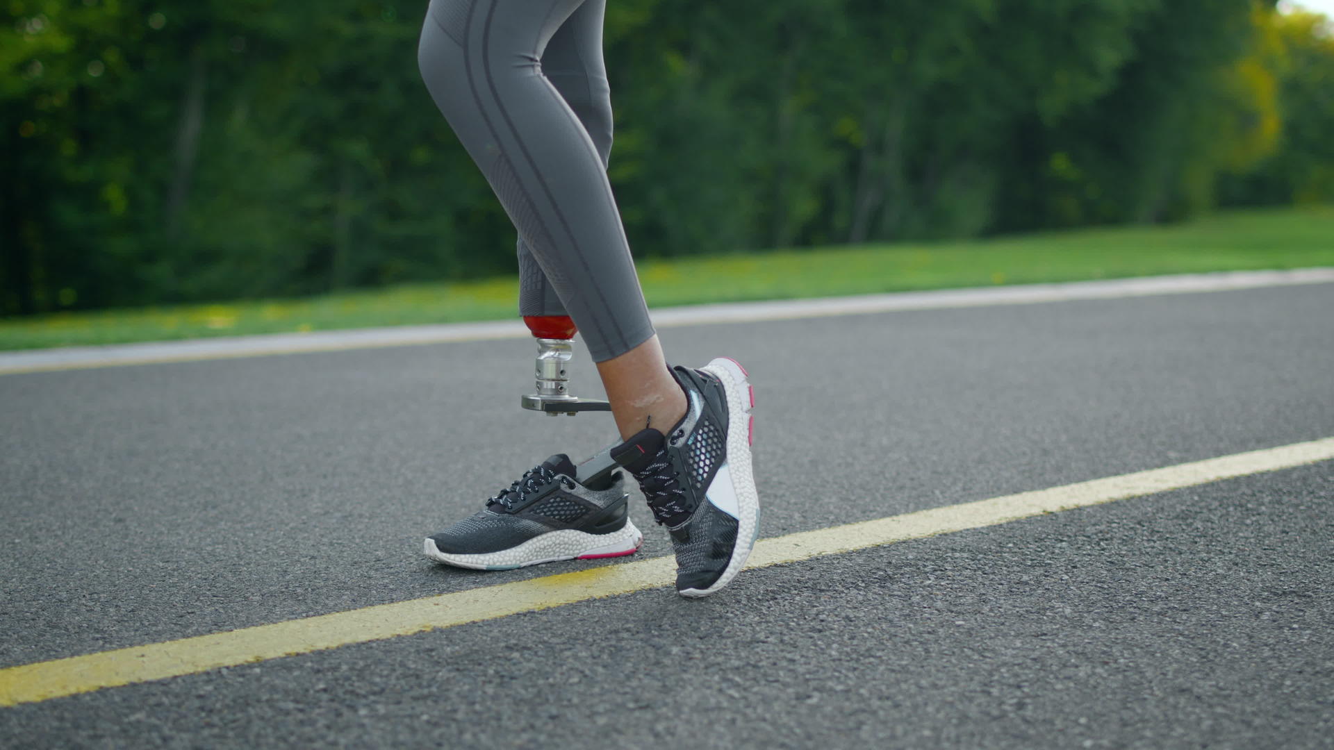 慢跑前残疾女性腿部变暖视频的预览图