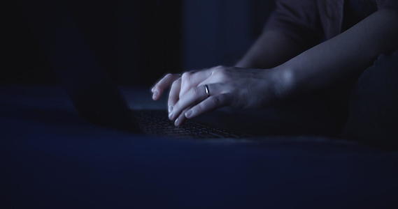 女人用她的笔记本电脑键盘写字视频的预览图