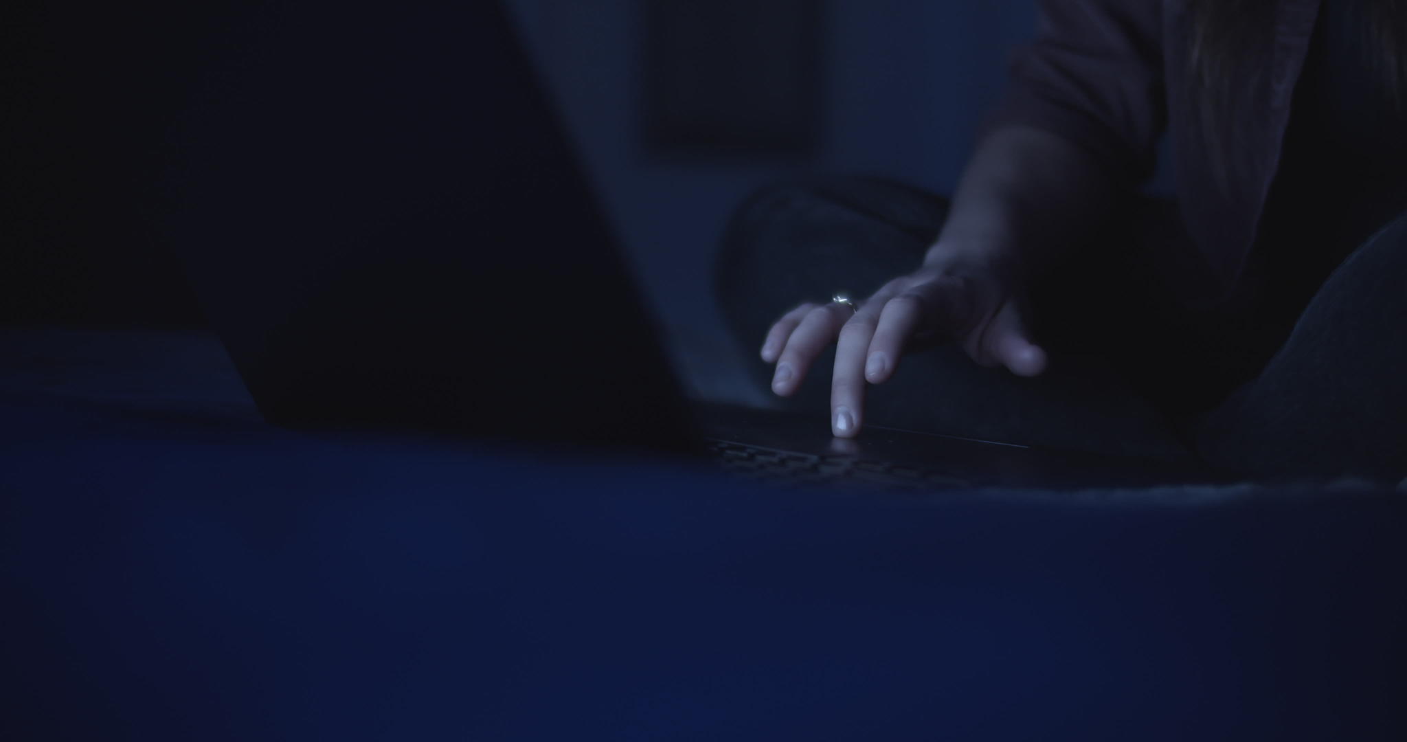 女性在笔记本电脑上使用触摸板视频的预览图