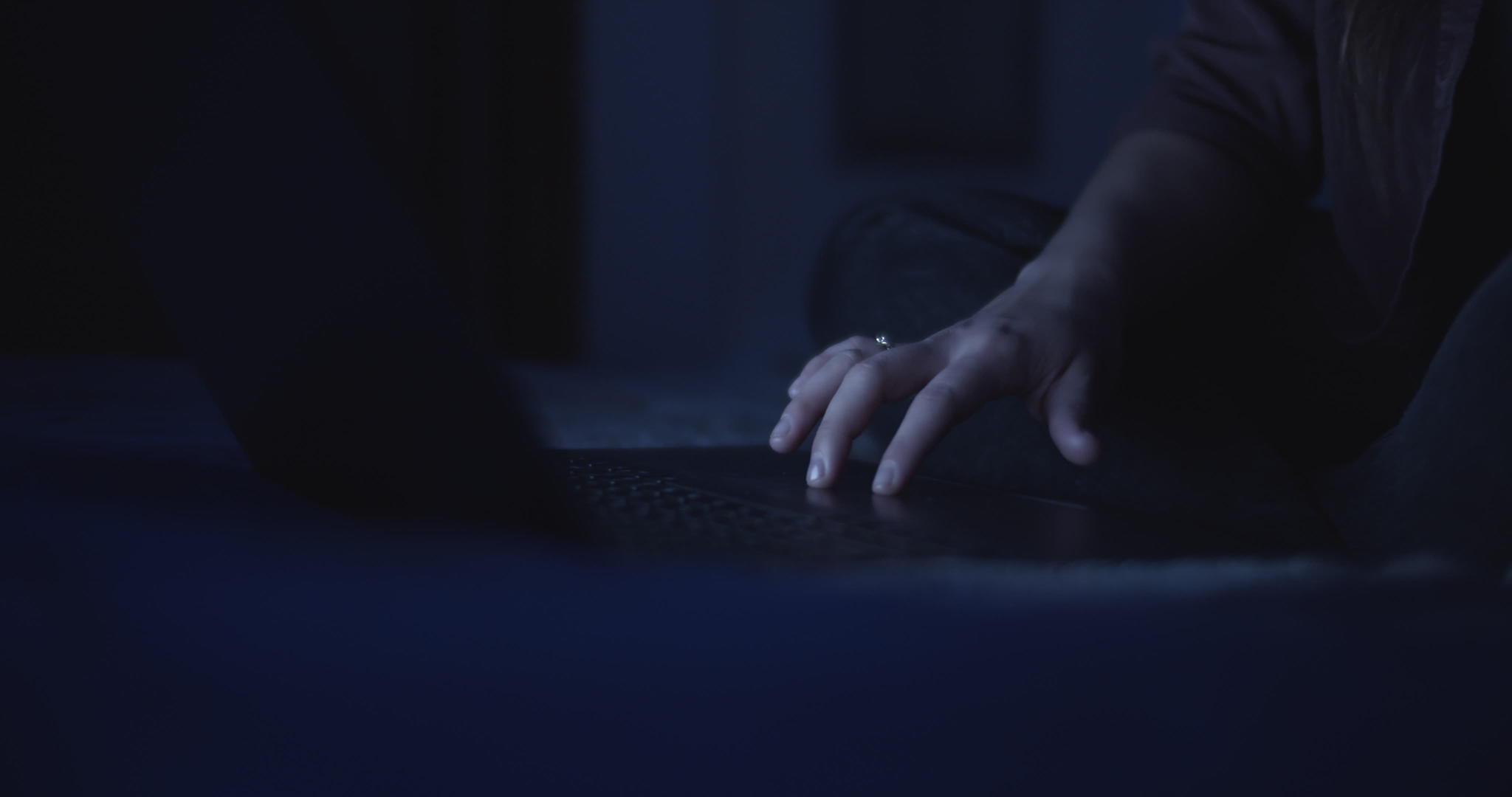 女人在笔记本电脑上滚动触摸板视频的预览图